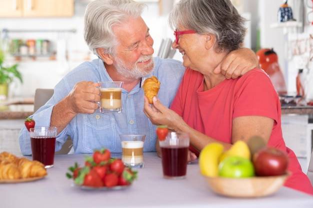 Jakie witaminy po 50 roku życia warto włączyć do codziennej diety?
