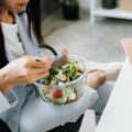 Po co rezygnować z gotowania, skoro dieta pudełkowa od wygodnadieta.pl łączy wygodę ze smakiem i zdrowiem?