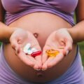 Jakie witaminy warto przyjmować w pierwszym trymestrze ciąży?