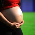 Jakie witaminy warto przyjmować na początku ciąży?